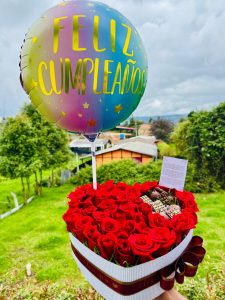 Corazon grande de rosas, fresas decoradas y globo R55