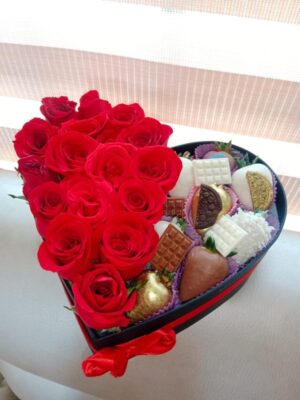Corazón de rosas y fresas R09
