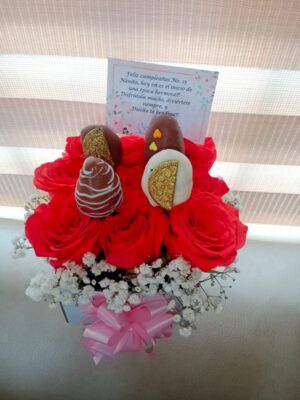 Caja por 9 rosas y fresas achocolatadas y decoradas R07