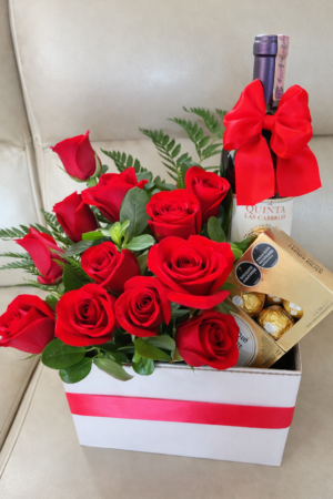 Caja por 12 rosas, ferrero x 8 unidades y botella de vino R134