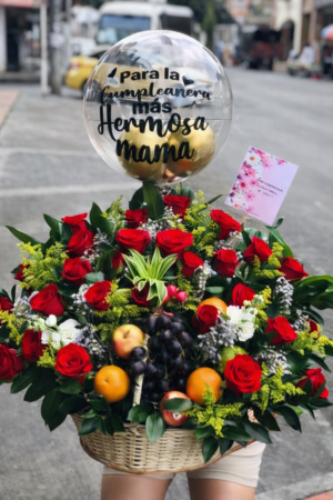 Canasto por 30 rosas, fruta y globo personalizado R135